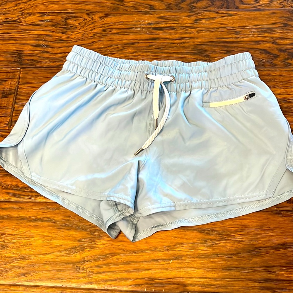 Vuori shorts size small. Super cute. 2.5 inseam. Never worn.